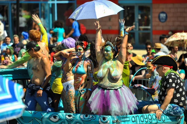 New York, Ny - 16 Haziran: İnsanlar katılmak 36 yıllık Mermaid Parade Coney Island 16 Haziran 2018 New York'ta. 