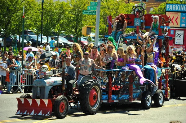 New York, Ny - 16 Haziran: İnsanlar katılmak 36 yıllık Mermaid Parade Coney Island 16 Haziran 2018 New York'ta. 
