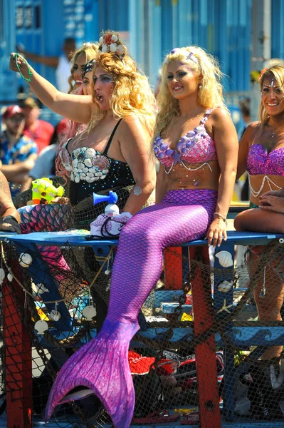New York, Ny - 16 Haziran: İnsanlar katılmak 36 yıllık Mermaid Parade Coney Island 16 Haziran 2018 New York'ta. 