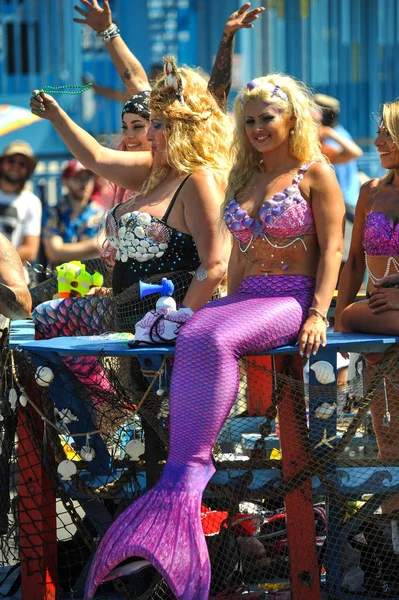 New York Června Lidé Účastní Roční Mermaid Parade Coney Island — Stock fotografie