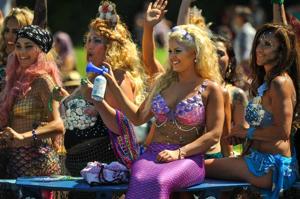 New York, Ny - 16 Haziran: İnsanlar katılmak 36 yıllık Mermaid Parade Coney Island 16 Haziran 2018 New York'ta. 