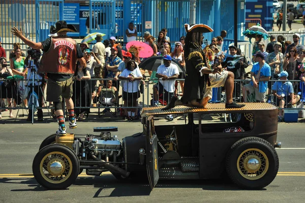 New York, Ny - 16 Haziran: İnsanlar katılmak 36 yıllık Mermaid Parade Coney Island 16 Haziran 2018 New York'ta. 