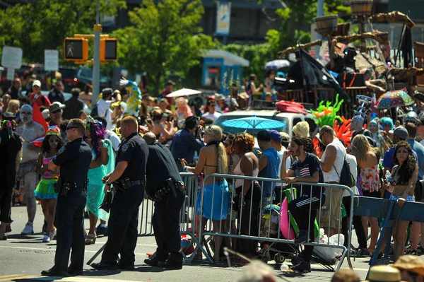 New York Haziran Nsanlar Katılmak Yıllık Mermaid Parade Coney Island — Stok fotoğraf