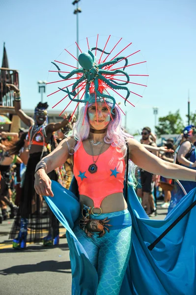 New York, Ny - 16 Haziran: İnsanlar katılmak 36 yıllık Mermaid Parade Coney Island 16 Haziran 2018 New York'ta. 