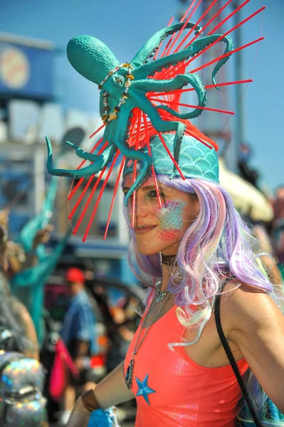 New York, Ny - 16 Haziran: İnsanlar katılmak 36 yıllık Mermaid Parade Coney Island 16 Haziran 2018 New York'ta. 