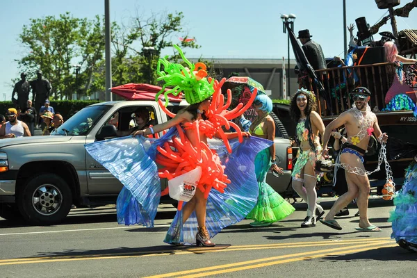 New York, Ny - 16 Haziran: İnsanlar katılmak 36 yıllık Mermaid Parade Coney Island 16 Haziran 2018 New York'ta. 