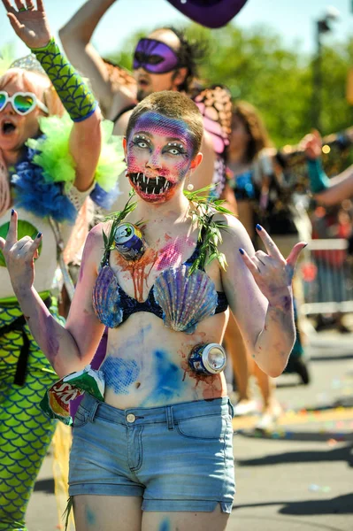 New York, Ny - 16 Haziran: İnsanlar katılmak 36 yıllık Mermaid Parade Coney Island 16 Haziran 2018 New York'ta. 
