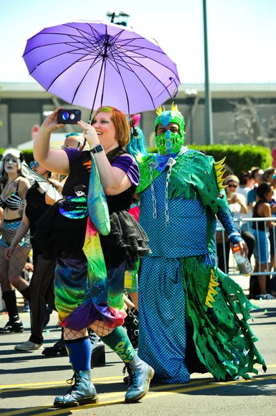 New York, Ny - 16 Haziran: İnsanlar katılmak 36 yıllık Mermaid Parade Coney Island 16 Haziran 2018 New York'ta. 