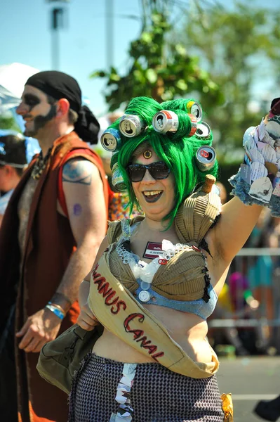 New York Června Lidé Účastní Roční Mermaid Parade Coney Island — Stock fotografie