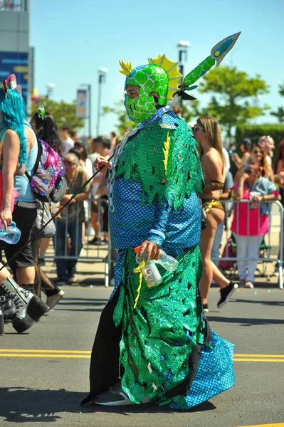 New York, Ny - 16 Haziran: İnsanlar katılmak 36 yıllık Mermaid Parade Coney Island 16 Haziran 2018 New York'ta. 