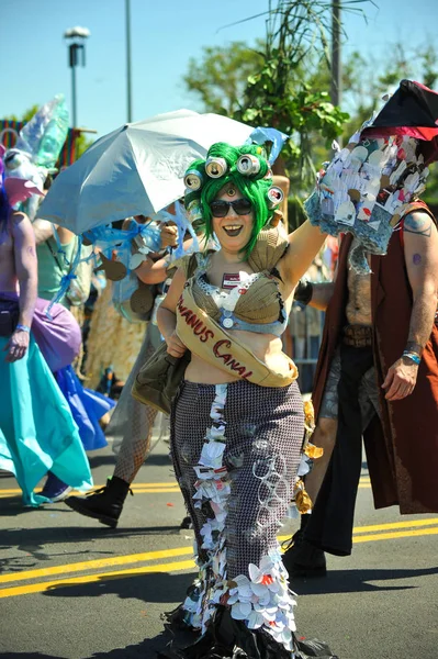 Nova Iorque Junho Pessoas Participam 36Th Anual Mermaid Parade Coney — Fotografia de Stock