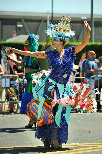 New York, Ny - 16 Haziran: İnsanlar katılmak 36 yıllık Mermaid Parade Coney Island 16 Haziran 2018 New York'ta. 