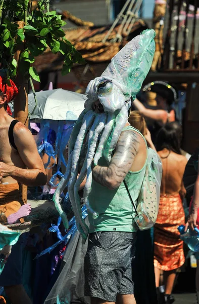 New York, Ny - 16 Haziran: İnsanlar katılmak 36 yıllık Mermaid Parade Coney Island 16 Haziran 2018 New York'ta. 