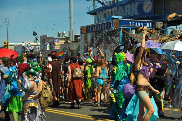 New York Haziran Nsanlar Katılmak Yıllık Mermaid Parade Coney Island — Stok fotoğraf