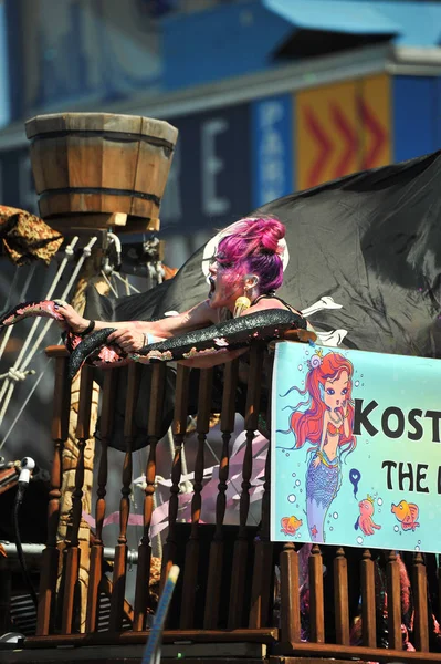 New York, Ny - 16 Haziran: İnsanlar katılmak 36 yıllık Mermaid Parade Coney Island 16 Haziran 2018 New York'ta. 