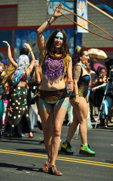 New York, Ny - 16 Haziran: İnsanlar katılmak 36 yıllık Mermaid Parade Coney Island 16 Haziran 2018 New York'ta. 