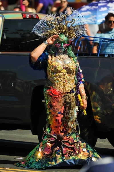 New York, Ny - 16 Haziran: İnsanlar katılmak 36 yıllık Mermaid Parade Coney Island 16 Haziran 2018 New York'ta. 