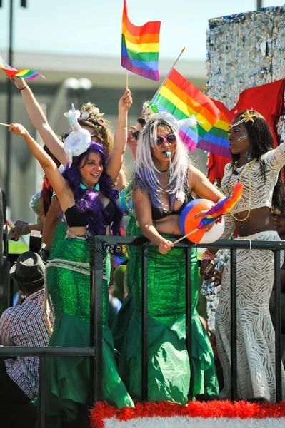 New York, Ny - 16 Haziran: İnsanlar katılmak 36 yıllık Mermaid Parade Coney Island 16 Haziran 2018 New York'ta. 