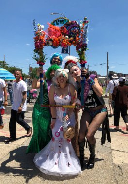 New York, Ny - 16 Haziran: İnsanlar katılmak 36 yıllık Mermaid Parade Coney Island 16 Haziran 2018 New York'ta. 