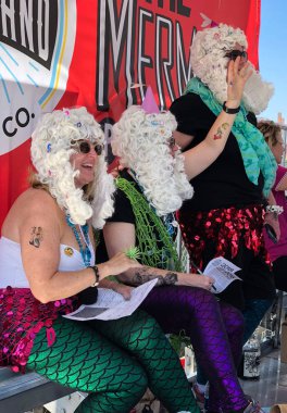 New York, Ny - 16 Haziran: Hakimler 36 yıllık Mermaid Parade Coney Island üzerinde 16 Haziran 2018 New York'ta sırasında. 