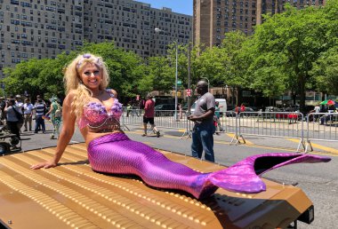 New York, Ny - 16 Haziran: İnsanlar katılmak 36 yıllık Mermaid Parade Coney Island 16 Haziran 2018 New York'ta. 