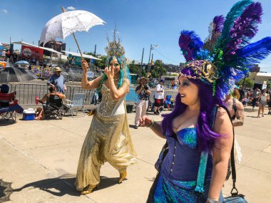New York, Ny - 16 Haziran: İnsanlar katılmak 36 yıllık Mermaid Parade Coney Island 16 Haziran 2018 New York'ta. 