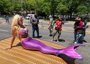 New York, Ny - 16 Haziran: İnsanlar katılmak 36 yıllık Mermaid Parade Coney Island 16 Haziran 2018 New York'ta. 
