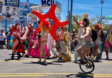 New York, Ny - 16 Haziran: İnsanlar katılmak 36 yıllık Mermaid Parade Coney Island 16 Haziran 2018 New York'ta. 