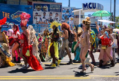 New York, Ny - 16 Haziran: İnsanlar katılmak 36 yıllık Mermaid Parade Coney Island 16 Haziran 2018 New York'ta. 
