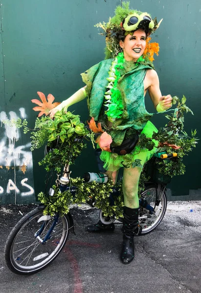 New York, Ny - 16 Haziran: İnsanlar katılmak 36 yıllık Mermaid Parade Coney Island 16 Haziran 2018 New York'ta. 