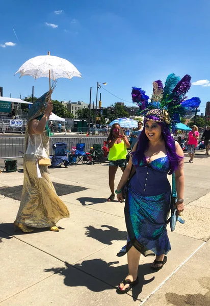 New York, Ny - 16 Haziran: İnsanlar katılmak 36 yıllık Mermaid Parade Coney Island 16 Haziran 2018 New York'ta. 