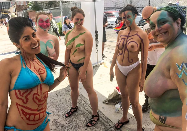 New York, Ny - 16 Haziran: İnsanlar katılmak 36 yıllık Mermaid Parade Coney Island 16 Haziran 2018 New York'ta. 