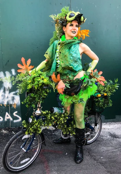 New York, Ny - 16 Haziran: İnsanlar katılmak 36 yıllık Mermaid Parade Coney Island 16 Haziran 2018 New York'ta. 