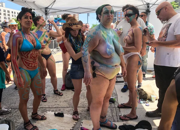 New York, Ny - 16 Haziran: İnsanlar katılmak 36 yıllık Mermaid Parade Coney Island 16 Haziran 2018 New York'ta. 