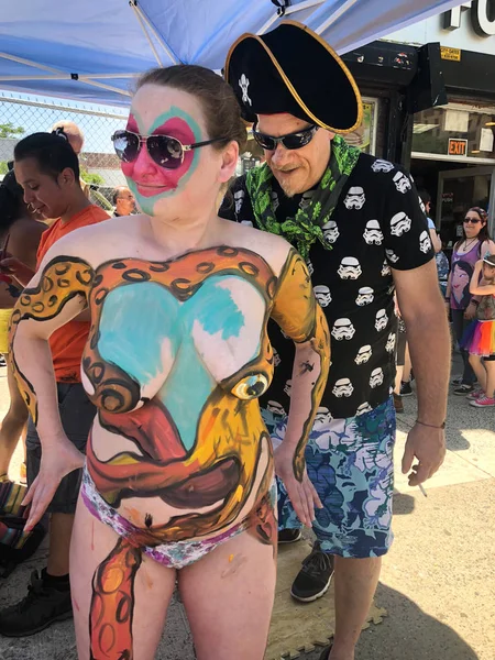New York, Ny - 16 Haziran: İnsanlar katılmak 36 yıllık Mermaid Parade Coney Island 16 Haziran 2018 New York'ta. 