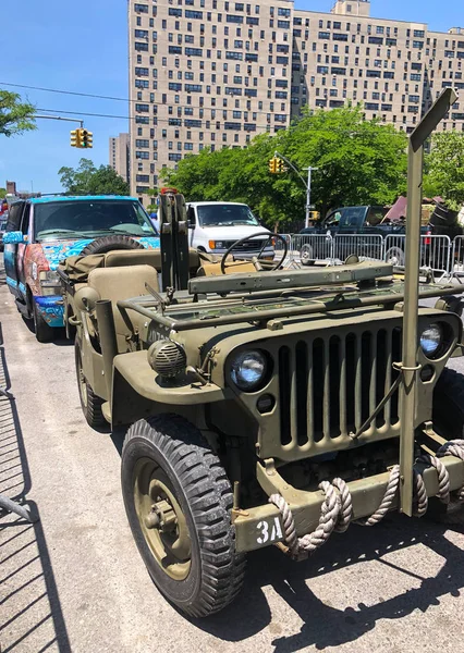 New York, Ny - 16 Haziran: 36 yıllık Mermaid Parade Coney Island üzerinde 16 Haziran 2018 New York'ta antika araba. 