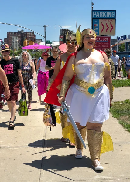 Nowy Jork Czerwca Ludzie Uczestniczą Rocznych Mermaid Parade Coney Island — Zdjęcie stockowe