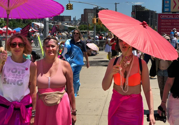 New York Iunie Oamenii Participă Cea Paradă Anuală Sirenă Din — Fotografie, imagine de stoc