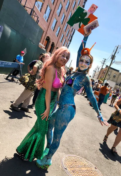 Nowy Jork Czerwca Ludzie Uczestniczą Rocznych Mermaid Parade Coney Island — Zdjęcie stockowe