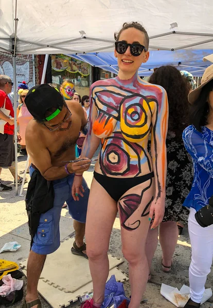 New York, Ny - 16 Haziran: İnsanlar katılmak 36 yıllık Mermaid Parade Coney Island 16 Haziran 2018 New York'ta. 