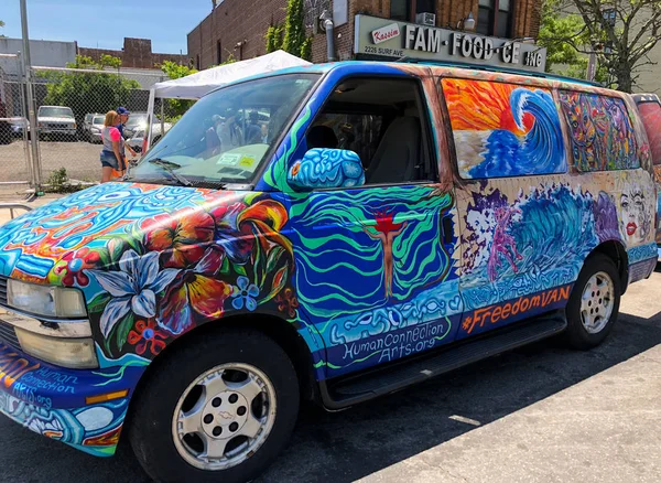 纽约州 6月16日 著名艺术家安迪 Golub 在2018年6月16日在科尼岛第三十六年度美人鱼游行的卡车在纽约市 — 图库照片