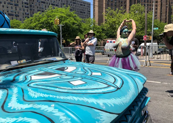 New York, Ny - Haziran 16: 36 yıllık Mermaid Parade Coney Island üzerinde 16 Haziran 2018 New York'ta sırasında ünlü sanatçı Andy Golub boyalı kamyon. 