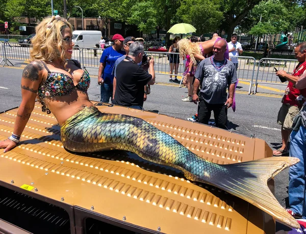 New York, Ny - 16 Haziran: İnsanlar katılmak 36 yıllık Mermaid Parade Coney Island 16 Haziran 2018 New York'ta. 