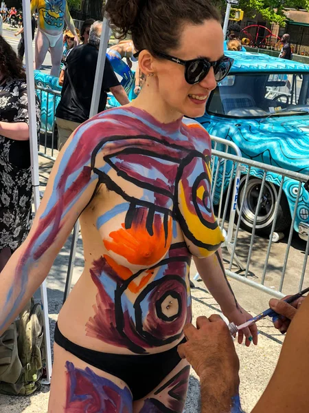 New York, Ny - 16 Haziran: İnsanlar katılmak 36 yıllık Mermaid Parade Coney Island 16 Haziran 2018 New York'ta. 