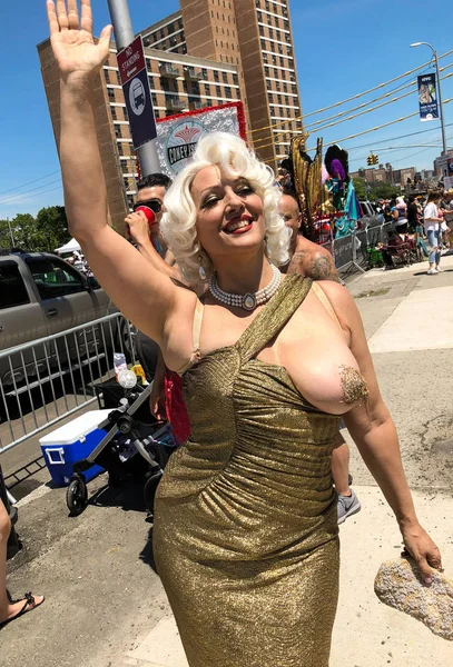 New York, Ny - 16 Haziran: İnsanlar katılmak 36 yıllık Mermaid Parade Coney Island 16 Haziran 2018 New York'ta. 