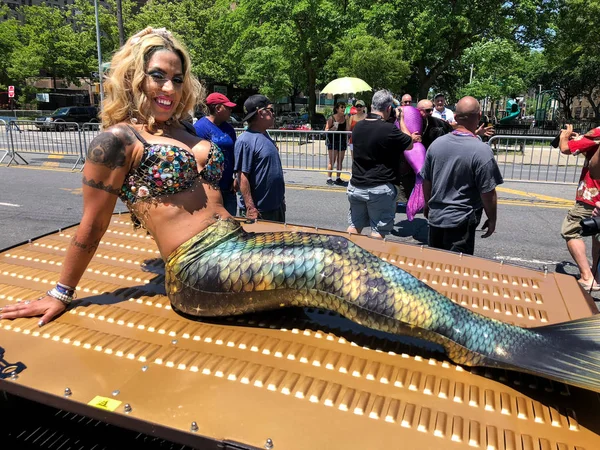 New York, Ny - 16 Haziran: İnsanlar katılmak 36 yıllık Mermaid Parade Coney Island 16 Haziran 2018 New York'ta. 