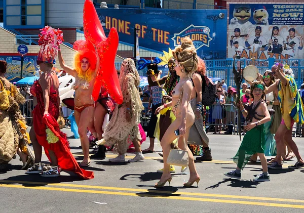New York, Ny - 16 Haziran: İnsanlar katılmak 36 yıllık Mermaid Parade Coney Island 16 Haziran 2018 New York'ta. 