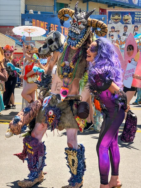 New York, Ny - 16 Haziran: İnsanlar katılmak 36 yıllık Mermaid Parade Coney Island 16 Haziran 2018 New York'ta. 