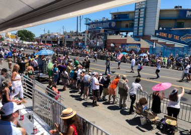 New York, Ny - 16 Haziran: İnsanlar katılmak 36 yıllık Mermaid Parade Coney Island 16 Haziran 2018 New York'ta. 