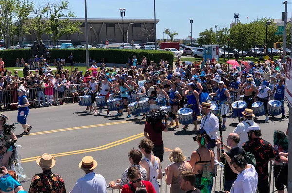 New York, Ny - 16 Haziran: İnsanlar katılmak 36 yıllık Mermaid Parade Coney Island 16 Haziran 2018 New York'ta. 